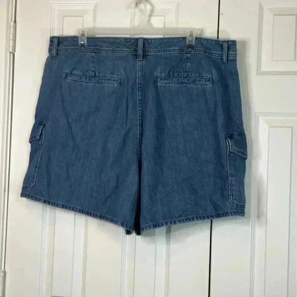 Universal Thread Women's High-Rise Denim Cargo Shorts - Medium Wash - Size 22 - Picture 8 of 12